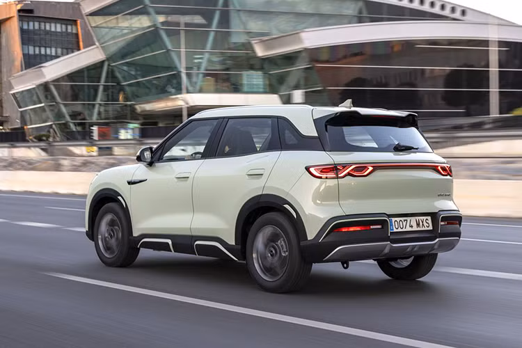 Trong khi đó, tại Trung Quốc, mức giá xe BYD Atto 2 2025 hay có trên gọi khác là BYD Yuan Up bán ra dao động từ 13.280 - 16.430 USD (tương đương 337 - 416 triệu đồng).