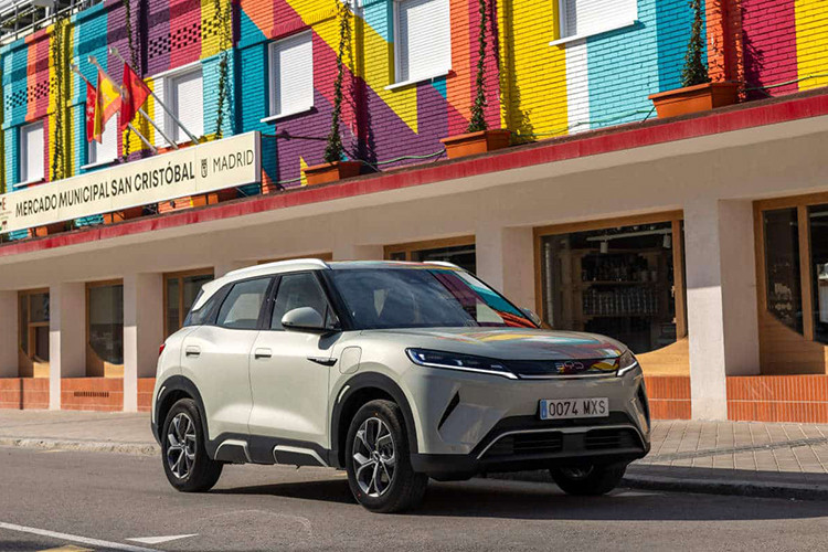 Tại Việt Nam, danh mục sản phẩm của BYD hiện bao gồm Dolphin, Atto 3, Seal, Han, Tan EV và M6. Dự kiến, thương hiệu Trung Quốc sẽ giới thiệu thêm Sealion 6 DM-i trong năm nay.