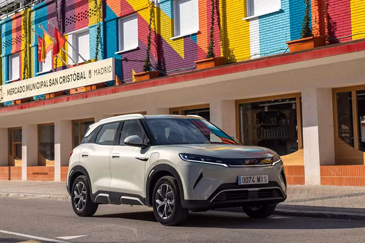 Tại Việt Nam, danh mục sản phẩm của BYD hiện bao gồm Dolphin, Atto 3, Seal, Han, Tan EV và M6. Dự kiến, thương hiệu Trung Quốc sẽ giới thiệu thêm Sealion 6 DM-i trong năm nay.