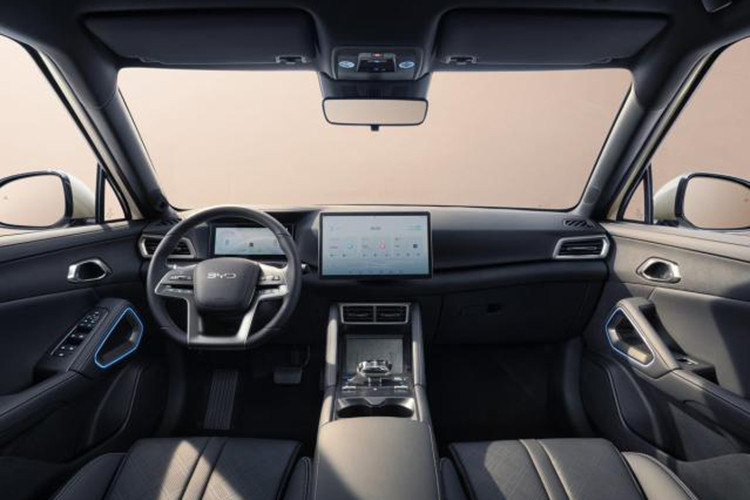 Bên trong khoang lái, BYD Atto 2 được trang bị màn hình tốc độ 8,8 inch, màn hình giải trí trung tâm 12,8 inch có khả năng xoay 90 độ. Ghế ngồi bọc da nhân tạo có nguồn gốc từ thực vật, hàng ghế trước chỉnh điện và tích hợp tính năng sưởi.
