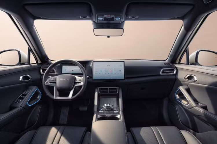 Bên trong khoang lái, BYD Atto 2 được trang bị màn hình tốc độ 8,8 inch, màn hình giải trí trung tâm 12,8 inch có khả năng xoay 90 độ. Ghế ngồi bọc da nhân tạo có nguồn gốc từ thực vật, hàng ghế trước chỉnh điện và tích hợp tính năng sưởi.