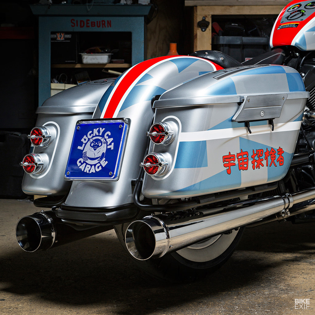 Với mục đích giúp xe đi càng xa càng tốt, những nâng cấp 'hạng nặng' được áp dụng ở phần đuôi xe. Bộ thùng phía sau khá mỏng và đẹp mắt, đủ dung lượng lưu trữ cho một chuyến đi đường dài. Séb đã mua lại bộ thùng chứa đồ từ người khác, sau đó thiết kế lại phần nắp thùng và tích hợp cả đèn hậu dạng LED phía sau.