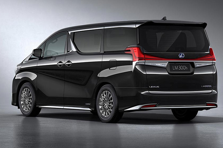 Mặt ca-lăng, cản trước ốp sườn và ốp cản sau khác biệt hoàn toàn với Alphard. Ngoài ra, khi nhìn ngang Lexus LM nổi bật với chi tiết thanh nẹp crôm tạo hình chữ “Z” tại vị trí cột B kéo dài ra tận cánh gió phía sau. Bên cạnh đó, cụm đèn hậu LED cũng được thiết kế to bảng nối liền nhau được tích hợp thêm một thanh mạ crôm tinh tế bên dưới