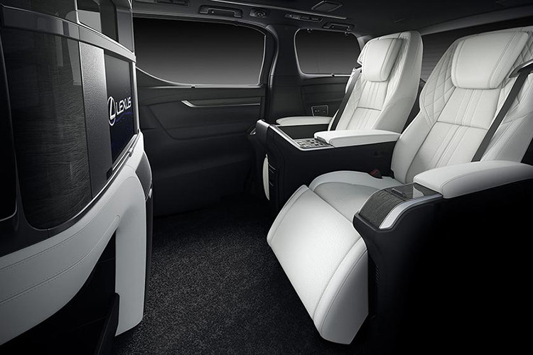 Ngay chính giữa hàng ghế thứ 1 và hàng ghế thứ 2 có một vách ngăn để đảm bảo sự riêng tư, vị trí này tích hợp màn hình giải trí có kích thước 26 inch và tủ lạnh mini. Trang bị đèn LED trang trí nội thất, đồng hồ và dàn âm thanh giải trí từ thương hiệu Mark Levinson.