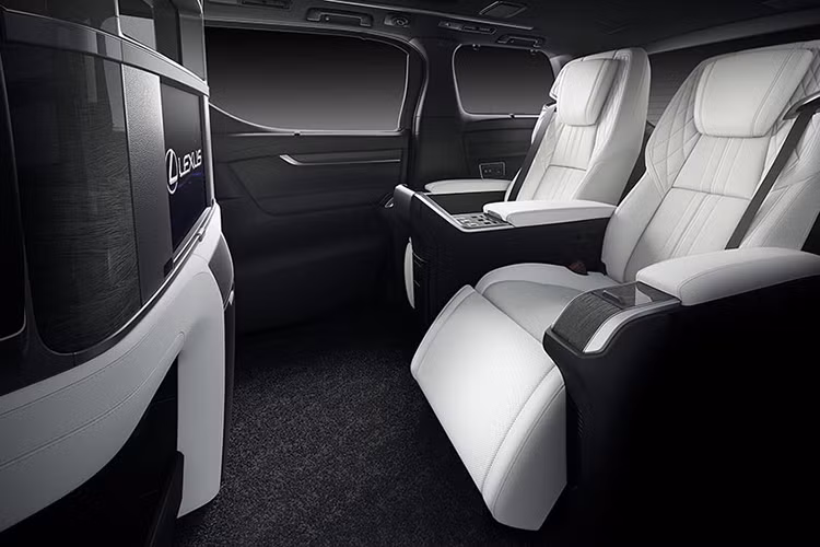 Ngay chính giữa hàng ghế thứ 1 và hàng ghế thứ 2 có một vách ngăn để đảm bảo sự riêng tư, vị trí này tích hợp màn hình giải trí có kích thước 26 inch và tủ lạnh mini. Trang bị đèn LED trang trí nội thất, đồng hồ và dàn âm thanh giải trí từ thương hiệu Mark Levinson.