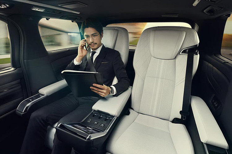 Mẫu xe minivan hạng sang Lexus LM mới sẽ có tổng cộng 02 tuỳ chọn hệ dẫn động bao gồm cầu trước (FWD) và bốn bánh (AWD). Lexus LM cho khả năng vận hành êm ái hơn nhờ công nghệ giảm xóc Swing Valve Shock Absorber chia sẻ từ dòng Lexus ES thế hệ mới.