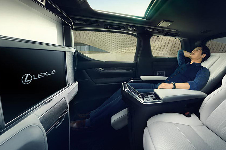 Xe minivan hạng sang Lexus LM mới có tổng cộng 02 phiên bản bao gồm: LM300h và LM350, trong đó phiên bản LM300h sử dụng động cơ xăng 4 xy-lanh dung tích 2.5L, và phiên bản LM350 lắp máy xăng V6 dung tích 3.5L hút khí tự nhiên (N/A).