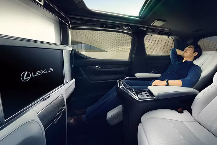 Xe minivan hạng sang Lexus LM mới có tổng cộng 02 phiên bản bao gồm: LM300h và LM350, trong đó phiên bản LM300h sử dụng động cơ xăng 4 xy-lanh dung tích 2.5L, và phiên bản LM350 lắp máy xăng V6 dung tích 3.5L hút khí tự nhiên (N/A).
