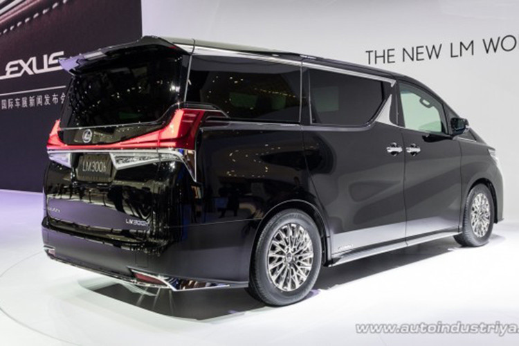 Mặc dù giới giàu có hiện nay có rất nhiều sự lựa chọn để di chuyển như xe sedan hay SUV hạng sang, tuy nhiên vẫn có nhóm khách hàng ưa thích xe minivan, nhất là tại khu vực châu Á. Chính vì thế Lexus LM đã nhanh chóng ra đời để đáp ứng cho nhu cầu này, điều mà đàn em Alphard không làm được.