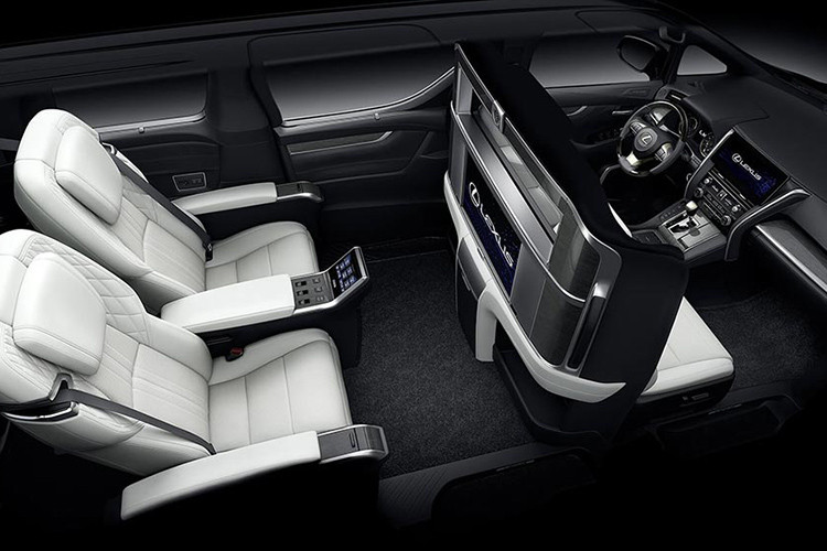 Khoang ông chủ được thiết kế tạo sự thoải mái và thư giãn tối đa. Ở bản Royal Lounge, Lexus trang bị hai ghế thương gia to bản ở phía sau với tấm đệm làm từ bọt polyurethane và bọc da cao cấp đảm bảo sự êm ái.