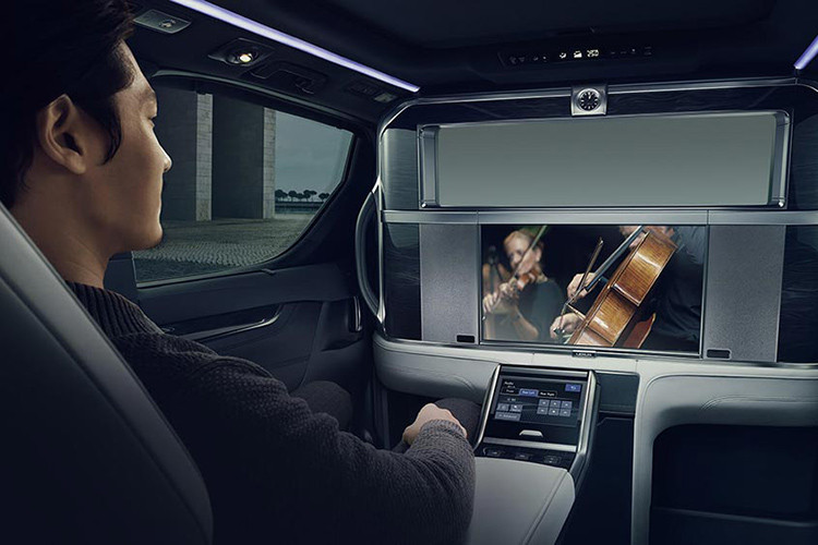 Cả hai ghế phía sau đều có thể ngả ra và có chỗ để tựa chân, ngay chính giữa hàng ghế là bệ tỳ tay cỡ lớn tích hợp nút bấm điều khiển cảm ứng đa chức năng bao gồm hệ thống giải trí, các chức năng thư giãn như massage và hệ thống điều hoà,...