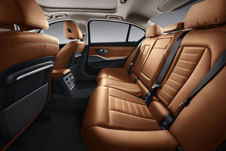 BMW 3-Series trục cơ sở dài ban đầu sẽ được bán độc quyền trong dạng 325Li, hoàn thiện với một động cơ tăng áp 4 xi-lanh dung tích 2.0 lít với 184 mã lực và mô-men xoắn cực đại 300 Nm. Động cơ này được ghép cặp với một hộp số Steptronic 8 cấp và truyền công suất tới bánh sau.