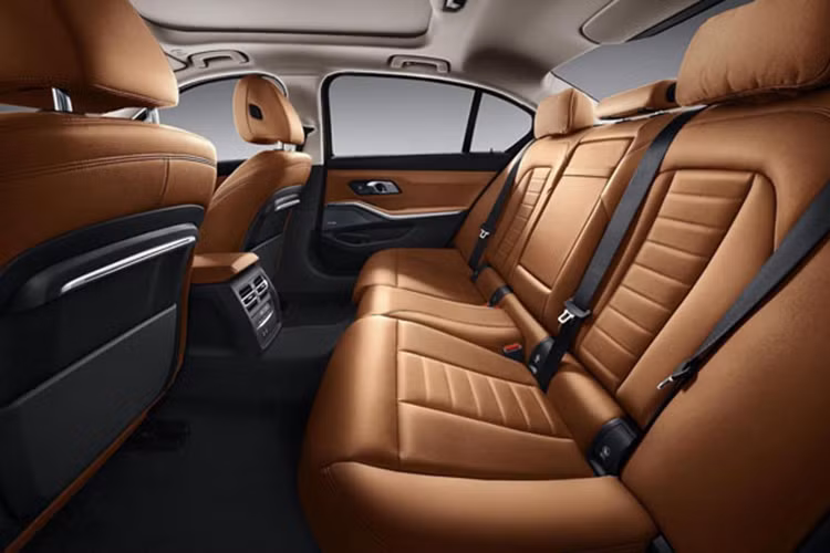 BMW 3-Series trục cơ sở dài ban đầu sẽ được bán độc quyền trong dạng 325Li, hoàn thiện với một động cơ tăng áp 4 xi-lanh dung tích 2.0 lít với 184 mã lực và mô-men xoắn cực đại 300 Nm. Động cơ này được ghép cặp với một hộp số Steptronic 8 cấp và truyền công suất tới bánh sau.