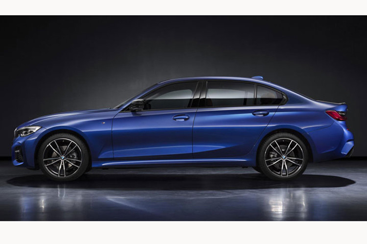 Để khiến việc lái 3-Series dễ nhất có thể, BMW đã trang bị mẫu sedan với các hệ thống an toàn tân tiến như cảnh báo va chạm và người đi bộ cùng tính năng phanh trong thành phố, cảnh báo rời làn đường và cảnh báo đổi làn đường, ngăn chặn va chạm phía sau và cảnh báo va chạm cắt ngang, tự đỗ xe và kiểm soát hành trình chủ động, Stop &amp; Go...