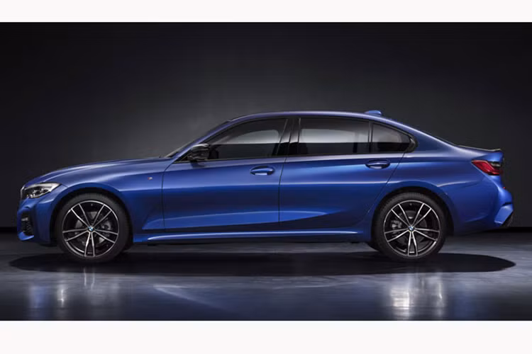 Để khiến việc lái 3-Series dễ nhất có thể, BMW đã trang bị mẫu sedan với các hệ thống an toàn tân tiến như cảnh báo va chạm và người đi bộ cùng tính năng phanh trong thành phố, cảnh báo rời làn đường và cảnh báo đổi làn đường, ngăn chặn va chạm phía sau và cảnh báo va chạm cắt ngang, tự đỗ xe và kiểm soát hành trình chủ động, Stop &amp; Go...