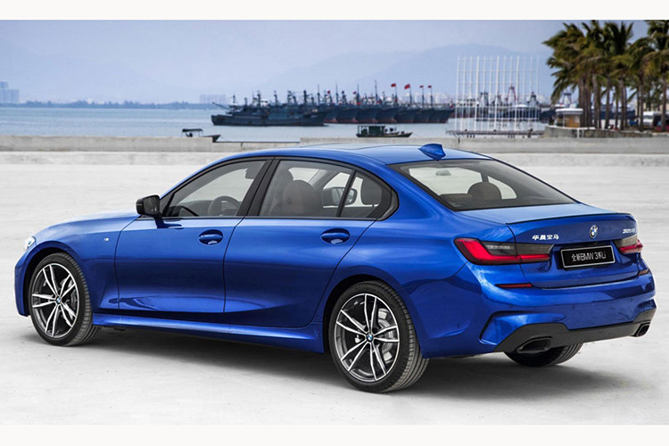 BMW cũng đã thiết kế chỗ tựa đầu mới ở phía sau và tạo nên một chỗ tựa tay trung tâm mới mà có thể gập xuống giữa ghế sau. Một đường viền phát sáng ở lưng của ghế trước cũng đã được tích hợp vào khoang nội thất đắt giá. Mẫu 3-series trục cơ sở dài có khoang chứa hành lý tới 480 lít.