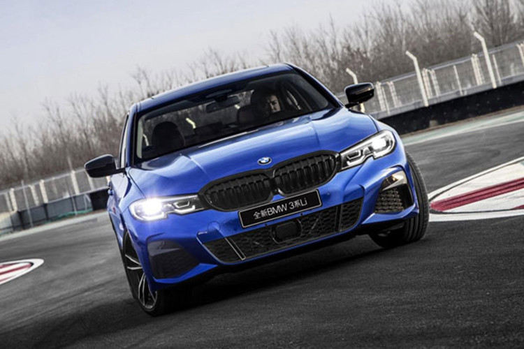 Ở những vị trí khác, BMW đã tạo nên một trần kính nhìn toàn cảnh đối với chiếc sedan được kéo dài và cũng được trang bị cả một vô lăng bọc da thể thao, điều khiển điều hòa tự động ba vùng, và kính cách âm đối với kính chắn gió để tạo nên một khoang lái cách âm tuyệt vời.