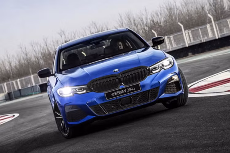 Ở những vị trí khác, BMW đã tạo nên một trần kính nhìn toàn cảnh đối với chiếc sedan được kéo dài và cũng được trang bị cả một vô lăng bọc da thể thao, điều khiển điều hòa tự động ba vùng, và kính cách âm đối với kính chắn gió để tạo nên một khoang lái cách âm tuyệt vời.