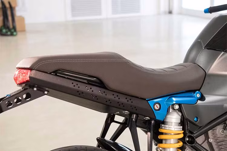 Siêu môtô Eva EsseEsse9 mặc dù chạy nhiên liệu pin, tuy nhiên nó vẫn được trang bị tới 4 chế độ chạy khác nhau, bao gồm; Urban, Evo, Rain và Sport giúp người lái dễ dàng điều khiển xe trên nhiều địa hình.