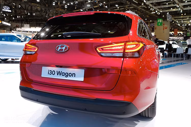 Thuộc phân khúc xe wagon nên Hyundai i30 Tourer 2017 đương nhiên có ưu điểm là khoang hành lý rộng rãi. Khoang chứa đồ được mở rộng từ 395 lít và 1.361 lít khi gập hàng ghế sau. Những thay đổi tương tự cũng có thể được lặp lại trên phiên bản Tourer.