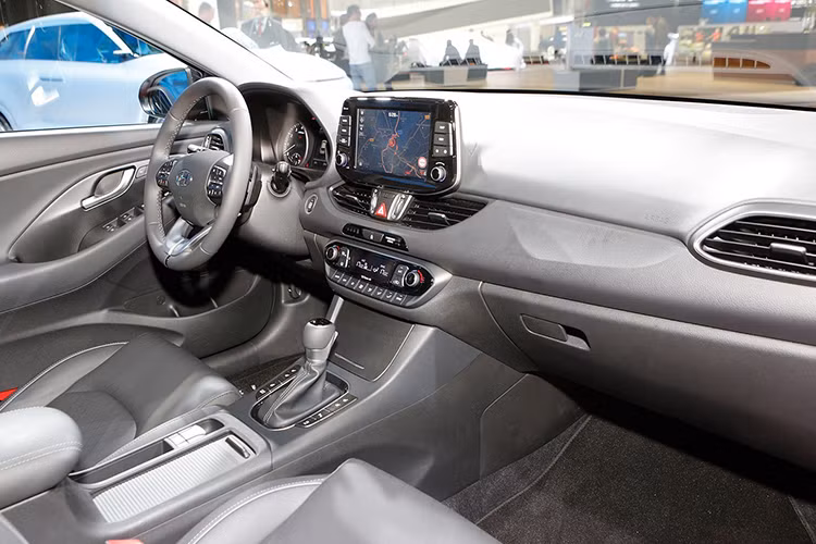 Ngoài ra, xe còn được trang bị cụm điều khiển điều hòa 2 vùng tự động, điều khiển ít mất tập trung trong quá trình di chuyển hơn. Cửa sổ trời toàn cảnh và khoang hành lý 395 lít rộng rãi, có thể tăng lên 1.301 lít khi hàng ghế sau gập xuống. Ghế lái có sưởi, đi kèm chức năng nhớ 2 vị trí.