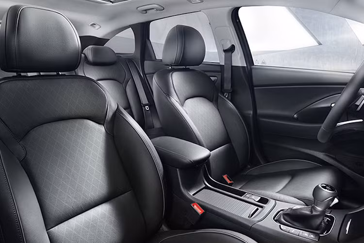 i30 Tourer 2017 hoàn toàn mới cũng sẽ được trang bị một loạt hệ thống an toàn chủ động bao gồm: Phanh khẩn cấp tự động với hệ thống cảnh báo va chạm trước, kiểm soát hành trình thông minh, phát hiện điểm mù, cảnh báo giao thông phía sau, hệ thống hỗ trợ duy trì làn đường, chức năng thông tin giới hạn tốc độ.