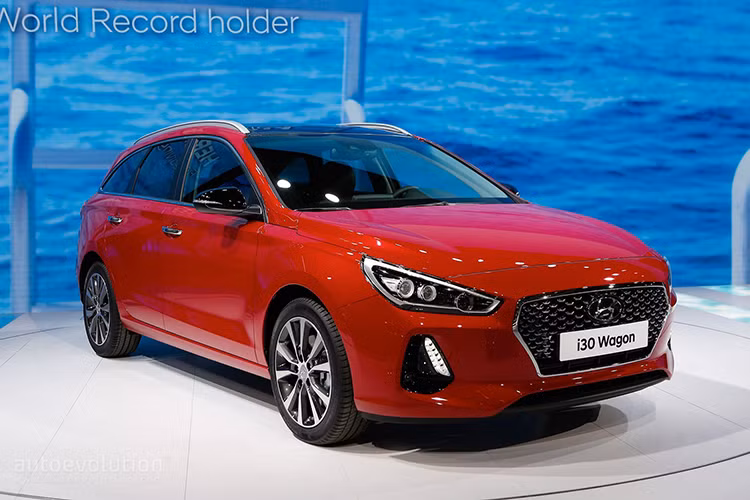 Ngoài ra Hyundai i30 Tourer còn có thể được cung cấp các tuỳ chọn máy dầu bao gồm các phiên bản dùng chung động cơ 1.6L với các mức công suất : 95, 110 và 136 mã lực. Hiện tại, Hyundai vẫn chưa công bố giá bán cũng như thời gian mà i30 Tourer 2017 sẽ có mặt ở các đại lý.