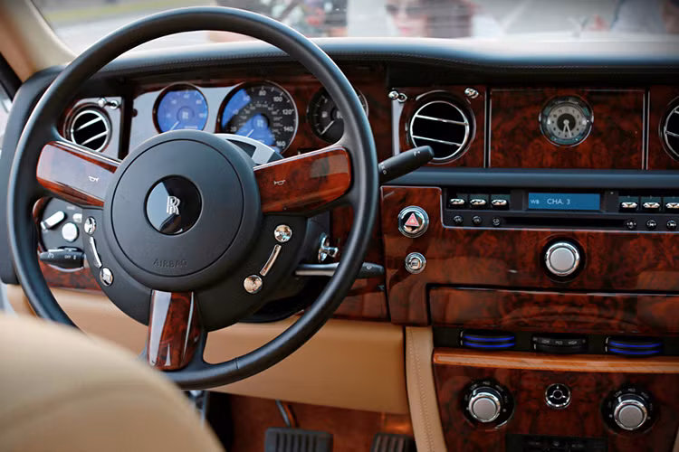 Các tấm gỗ cắt ra từ cùng một cây để giữ lại thớ, đồng màu và cùng độ tuổi. Mỗi tấm được làm thành 10 mét vuông. Trong xe Phantom, gỗ ốp được ghép với nhau sao cho các đường vân cùng tạo nên hình đối xứng. Cũng chính vì thế mà việc sở hữu Rolls-Royce Phantom đã trở thành biểu tượng cho đẳng cấp của giới nhà giàu Việt Nam.
