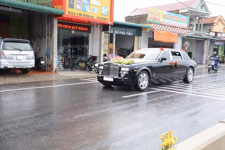 Cũng chính vì thế mà hình ảnh chiếc Rolls-Royce Phantom mang biển kiểm soát NG (biển ngoại giao) bất ngờ xuất hiện trên đường làng Lý Hòa, xã Hải Trạch, huyện Bố Trạch, tỉnh Quảng Bình trong vai trò xe đưa dâu đã khiến cư dân mạng bất ngờ cũng như những người đi đường tại đây khá bỡ ngỡ và ngạc nhiên bởi đây là lần đầu nó xuất hiện.