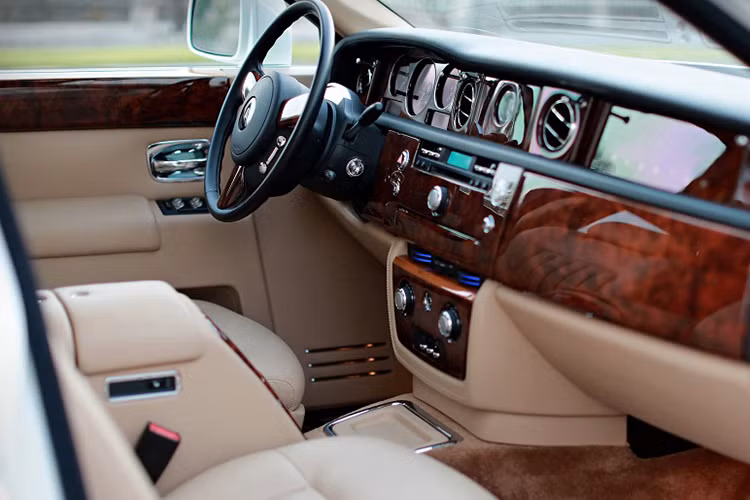 Sở hữu siêu xe sang Rolls-Royce Phantom, đồng nghĩa với giàu có và xa xỉ. Chính vì thế nội thất của chiếc những chiếc xe này luôn được "chế tác" từ những loại gỗ có xuất xứ ở các khu rừng khắp thế giới và khi về nhà máy Goodwood, Anh, những người thợ thủ công chế tác ra những lớp gỗ ốp cho mỗi chiếc xe theo yêu cầu của khách hàng.