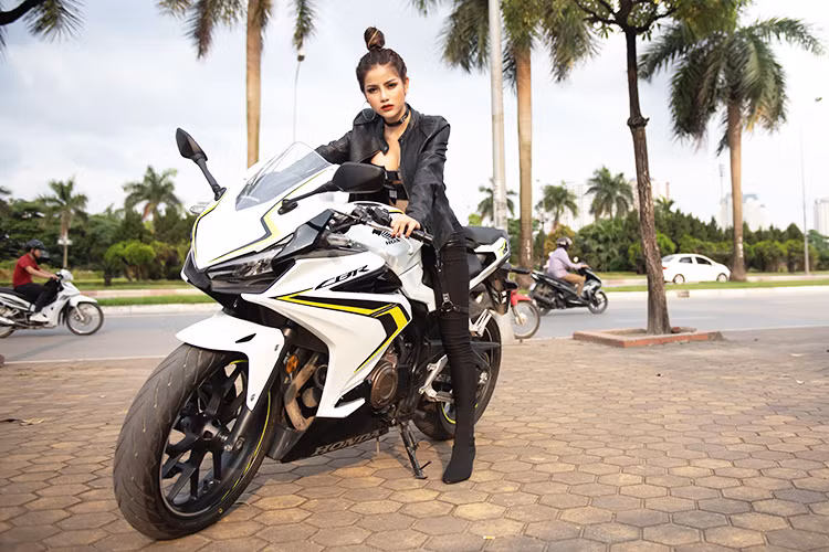 Động cơ này đã được Honda tinh chỉnh đôi chút nhằm phát huy tối đa công suất và mô-men xoắn. Nhờ vậy, mô-men xoắn đạt hiệu quả hơn 4% so với động cơ trên CB500X và CB500F ở dải tua máy từ 3.000 đến 7.000 vòng/phút. Giá xe Honda CBR500R chính hãng là 186,9 triệu đồng, nó được xem là không có đối thủ trong phân khúc sportbike tại Việt Nam.