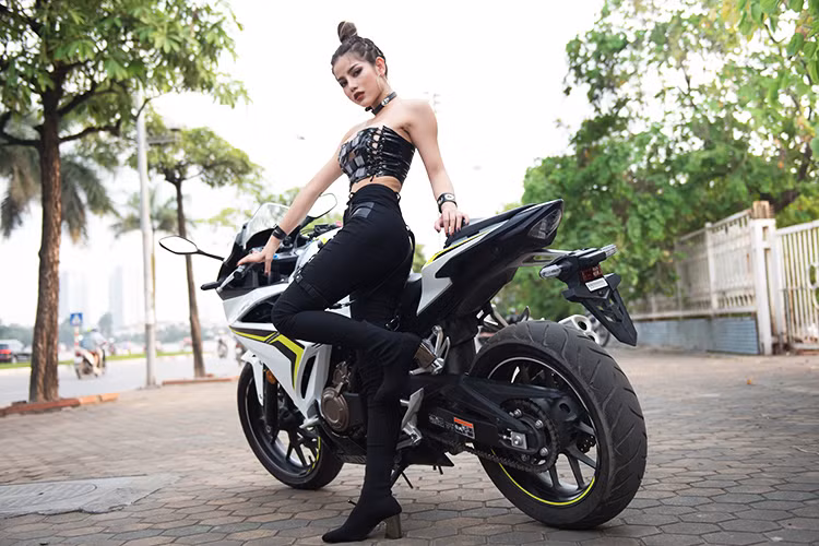 Thiết kế khung sườn của xe dạng kim cương với đường kính ống 35 mm tương tự đời trước. Vị trí kết nối với động cơ kết hợp với hình dáng tạo nên độ linh hoạt của khung xe, qua đó giúp tối ưu hoá khả năng hấp thụ độ rung của xe, giảm tải áp lực trực tiếp lên khung.