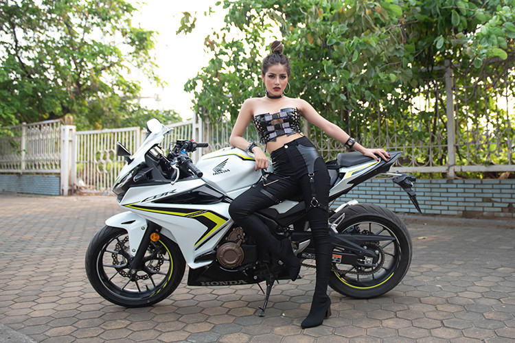 Thiết kế đầu xe mang nhiều nét chung với nhiều mẫu sportbike "đàn anh" nhà Honda, gồm CBR650R và CBR1000R. Đèn pha dạng mắt đôi, xi nhan của xe được xem là điểm cộng của nhiều mẫu xe Honda khi mang thiết kế lục giác đẹp mắt. Bước sang thế hệ mới, tất cả đèn chiếu sáng của CBR500R đều sử dụng công nghệ LED.