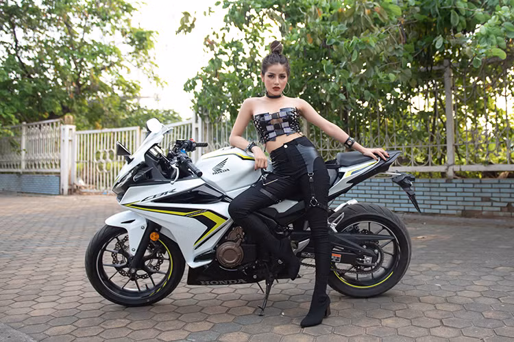 Thiết kế đầu xe mang nhiều nét chung với nhiều mẫu sportbike "đàn anh" nhà Honda, gồm CBR650R và CBR1000R. Đèn pha dạng mắt đôi, xi nhan của xe được xem là điểm cộng của nhiều mẫu xe Honda khi mang thiết kế lục giác đẹp mắt. Bước sang thế hệ mới, tất cả đèn chiếu sáng của CBR500R đều sử dụng công nghệ LED.