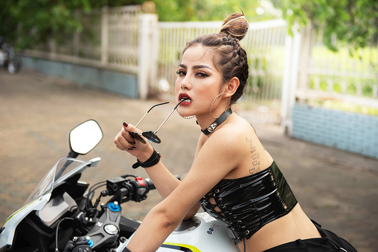 Sự thể thao của CBR500R 2019 được thể hiện qua tư thế lái chồm về trước hơn. Để có tư thế lái thể thao, Honda đã thay ghi-đông clip on cao bằng ghi-đông mới đặt thấp phía dưới chảng ba. Bình xăng được nâng thể tích từ 16,6L lên 17,1L, giúp chiếc xe di chuyển được quãng đường dài hơn với mỗi lần đổ đầy bình.