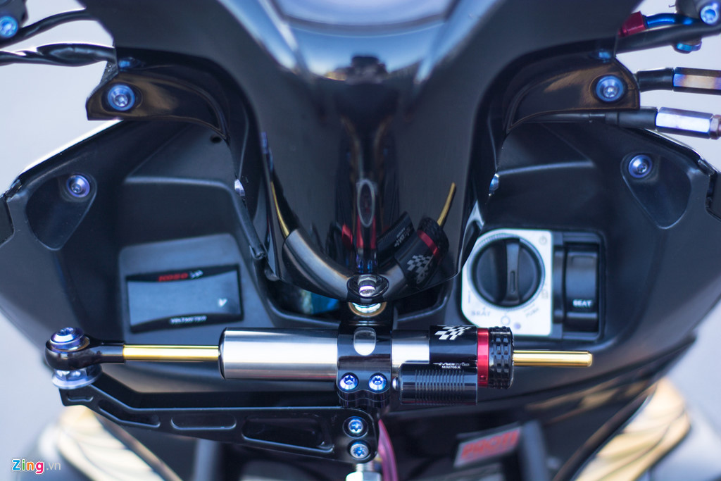 Bộ phận trợ lực Matrix hàng hiệu của Italy giúp xe ổn định hơn khi vận hành ở tốc độ cao. Để tăng tính bảo mật và thẩm mỹ cho xe, chủ nhân đã trang bị bộ chìa khóa thông minh smartkey tương tự các mẫu tay ga thế hệ mới của Honda.