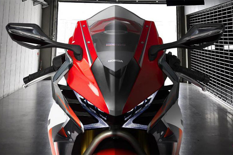 Được biết, mẫu xe này sẽ sở hữu thiết kế cải tiến, sắc sảo và trau chuốt hơn so với thế hệ CBR1000RR hiện tại đang bán ra. Ngoài ra, thân vỏ của Honda CBR1000RR 2019 còn được trang bị cánh gió, công nghệ vốn chỉ có trên xe MotoGP. Trang bị này giúp xe linh hoạt và có khả năng bám đường tốt hơn khi vận hành ở vận tốc cao.