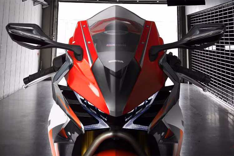 Được biết, mẫu xe này sẽ sở hữu thiết kế cải tiến, sắc sảo và trau chuốt hơn so với thế hệ CBR1000RR hiện tại đang bán ra. Ngoài ra, thân vỏ của Honda CBR1000RR 2019 còn được trang bị cánh gió, công nghệ vốn chỉ có trên xe MotoGP. Trang bị này giúp xe linh hoạt và có khả năng bám đường tốt hơn khi vận hành ở vận tốc cao.