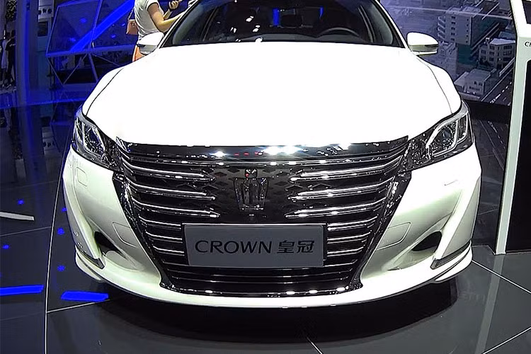 Bên ngoài, Toyota Crown 2018 sở hữu thiết kế gần như trung thành hoàn toàn với phiên bản concept. Xe được trang bị thiết kế ngoại thất sắc sảo với lưới tản nhiệt cỡ lớn, đi kèm mắt lưới hình tổ ong, và cụm đèn pha vuốt ngược về phía sau. Hai bên lưới tản nhiệt còn hốc gió nằm trên cản trước, tích hợp đèn sương mù.
