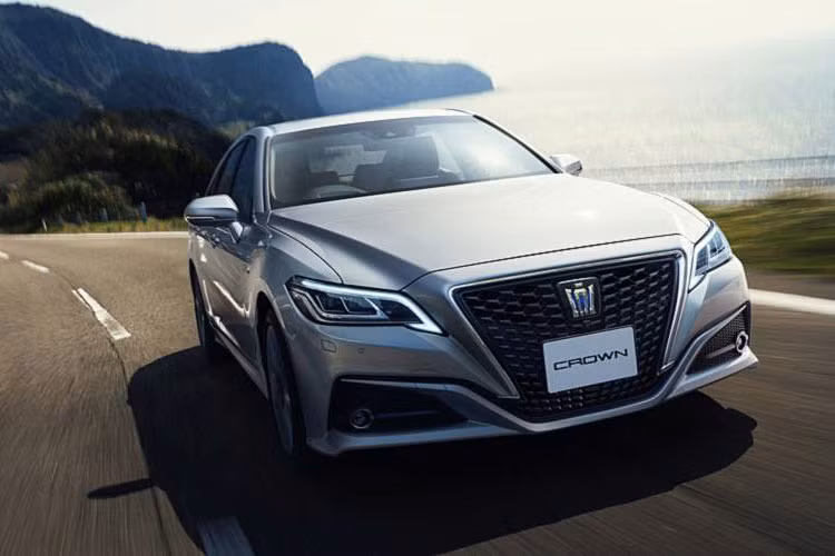 Thứ hai là hệ thống hybrid với động cơ xăng Dynamic Force, dung tích 2,5 lít, sản sinh công suất tổng cộng 222 mã lực. Hệ thống hybrid này có thể dùng cho Toyota Crown 2018 dẫn động cầu sau hoặc AWD. Cuối cùng là hệ thống hybrid với động cơ xăng V6, dung tích 3,5 lít mạnh 294 mã lực. Động cơ đi kèm mô-tơ điện có công suất tối đa 177 mã lực.