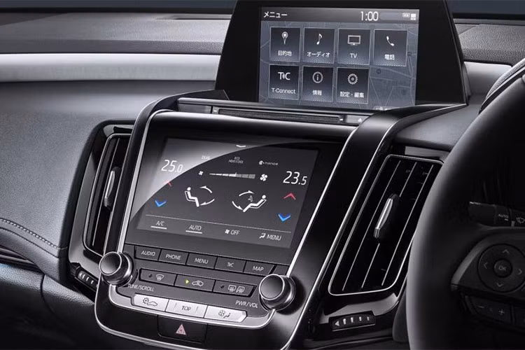 Hãng Toyota tự hào tuyên bố đã hiện đại hóa toàn bộ nội thất của Crown 2018 với những chất liệu cao cấp hơn trước cùng không gian rộng rãi hơn cho cả người lái lẫn hành khách. Bên cạnh đó, cơ sở gầm bệ TNGA, cấu trúc khung liền thân tối ưu hóa và các vật liệu cách âm mới cũng mang đến nội thất yên tĩnh hơn cho Toyota Crown thế hệ thứ 15.