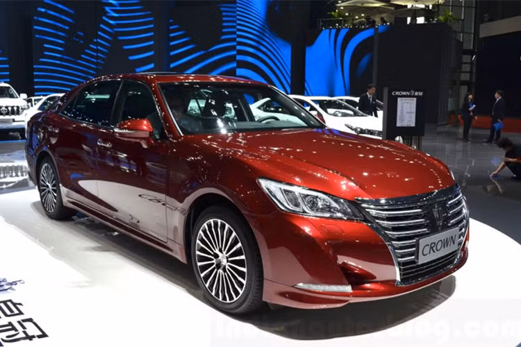 Được phát triển dựa trên cơ sở gầm bệ TNGA mới, Toyota Crown 2018 sở hữu chiều dài tổng thể tới 4.190 mm, cao hơn trước 5 mm. Ngay cả chiều dài cơ sở của Toyota Crown 2018 cũng được cải thiện 70 mm, lên con số 2.920 mm, từ đó nới rộng khoảng duỗi chân cho hàng ghế sau.