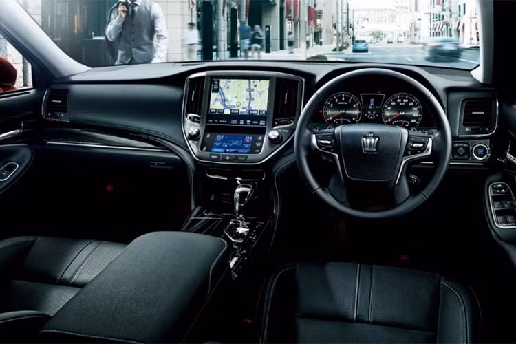 Bước vào bên trong Crown phiên bản 2018, người lái được chào đón bằng mặt táp-lô có thiết kế gọn gàng, đi kèm hệ thống 2 màn hình mới của Toyota. Trong đó, màn hình 8 inch nằm trên và 7 inch gần với người lái để dễ sử dụng. Màn hình 8 inch sẽ phục vụ hệ thống thông tin giải trí trong khi màn hình 7 inch được dùng để chỉnh điều hòa và âm thanh.