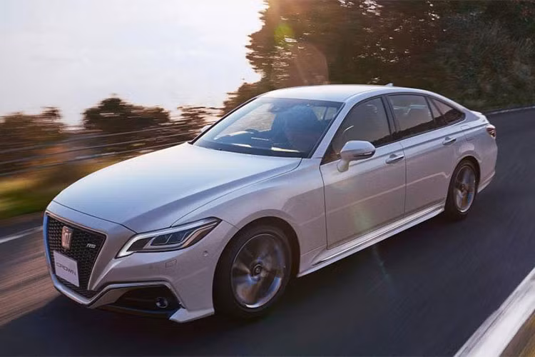 Tương tự nhiều mẫu xe mới của Toyota, Crown 2018 cũng được trang bị hệ thống an toàn Toyota Safety Sense tiêu chuẩn. Gói an toàn này bao gồm hệ thống ngăn va chạm sớm với tính năng phát hiện người đi bộ, kiểm soát hành trình thích ứng bằng radar, hỗ trợ bám làn đường giúp xe luôn ở giữa làn đường và hỗ trợ phát hiện biển báo giao thông.