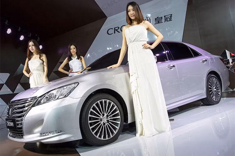 Từng được gọi với cái tên "xe bộ trưởng" do được cung cấp cho các lãnh đạo trước đây tại một số nước sử dụng. Tuy nhiên trên phiên bản sedan Toyora Crown hoàn toàn mới này, hãng xe hơi Nhật Bản sẽ trang bị cho xe những bộ nẹp khí động học ốp dưới cản trước, dè 2 bên thân xe và cản sau với những điểm nhấn mạ chrome sang trọng.