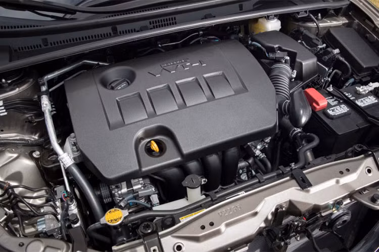 Tại thị trường Nhật Bản, mẫu sedan hạng sang cỡ lớn Toyota Crown 2018 đi kèm 3 tùy chọn động cơ khác nhau. Thứ nhất là động cơ xăng 4 xi-lanh, tăng áp, dung tích 2.0 lít tiêu chuẩn, tạo ra công suất tối đa 241 mã lực và mô-men xoắn cực đại 350 Nm. Động cơ này đi với hộp số tự động 8 cấp và hệ dẫn động cầu sau.