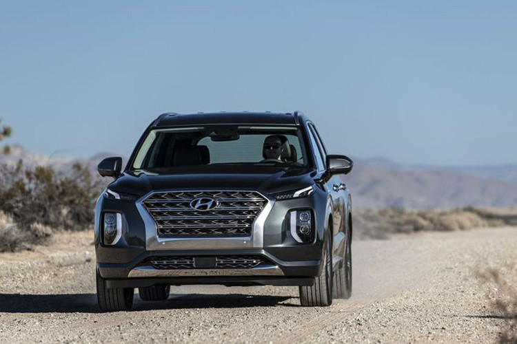 Hơn thế nữa, hàng ghế thứ ba của Palisade Limited còn có tích hợp chỉnh điện tiện lợi, xe cũng được bổ sung màn hình hiển thị trên kính chắn gió, hệ thống âm thanh Harman Kardon 12 loa và ghế lái chỉnh điện 8 hướng với dây đai chỉnh điện 4 nấc.