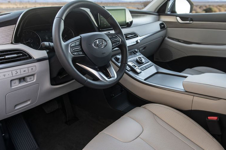 Nội thất của Palisade SEL tất nhiên sẽ sang trọng hơn so với SE, các tính năng đáng chú ý là vô lăng bọc da, ghế trước có sưởi, hệ thống điều hòa tự động hai vùng với chức năng ion hóa không khí, ghế cá nhân ở hàng ghế thứ hai, dây đai an toàn chỉnh điện cho ghế tài xế, chìa khóa thông minh và nút bấm khởi động.