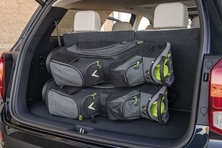 Cuối cùng, giá xe Hyundai Palisade 2020 bản Limited cao cấp nhất lên tới 44.700 USD (khoảng 1,039 tỷ đồng), nó tự hào với lưới tản nhiệt khác biệt, cửa sổ trời hiện đại và hệ thống đèn LED xung quanh. Chưa hết, phiên bản này còn có chức năng đá chân mở cốp, cần gạt nước mưa cảm biến, hệ thống treo sau tự cân bằng và la-zăng hợp kim 20 inch.