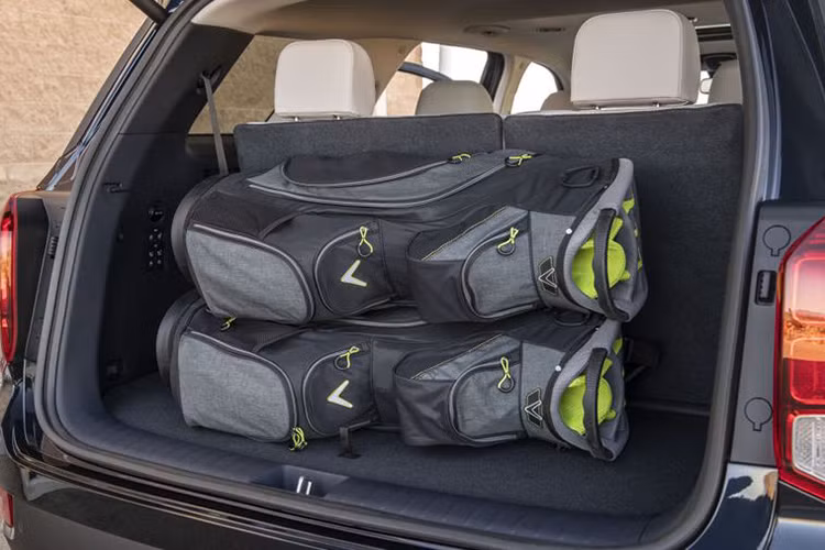 Cuối cùng, giá xe Hyundai Palisade 2020 bản Limited cao cấp nhất lên tới 44.700 USD (khoảng 1,039 tỷ đồng), nó tự hào với lưới tản nhiệt khác biệt, cửa sổ trời hiện đại và hệ thống đèn LED xung quanh. Chưa hết, phiên bản này còn có chức năng đá chân mở cốp, cần gạt nước mưa cảm biến, hệ thống treo sau tự cân bằng và la-zăng hợp kim 20 inch.